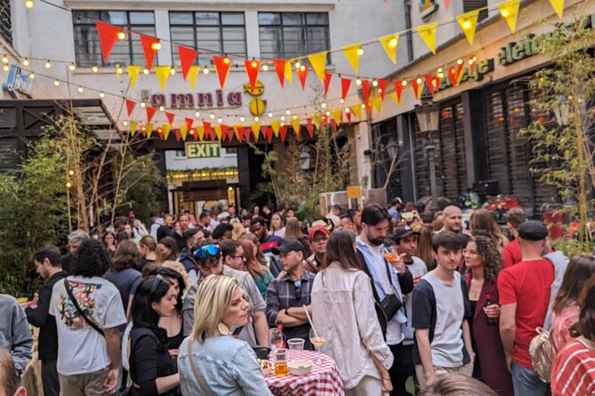 Budapest Vibe: Ruin Bars, Street Art and Culture Tour - Szimpla Kert at the Center of the Story