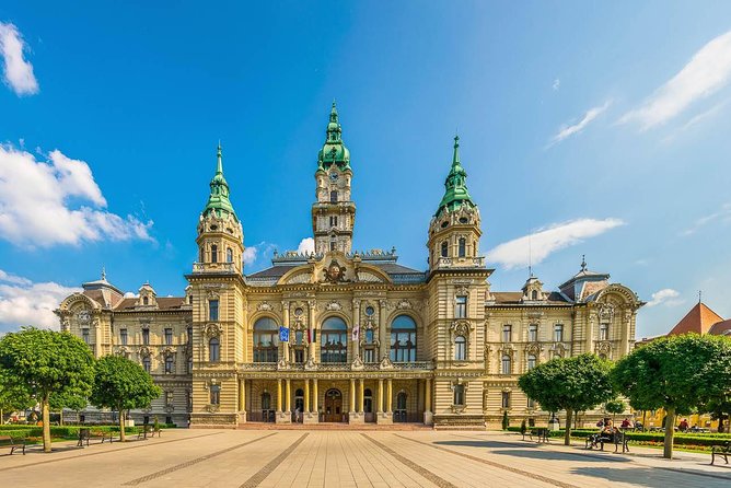 Budapest-Vienna One-Way Sightseeing Transfer - Bratislava Old Town and the castle above it