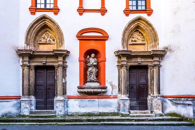 Budapest-Vienna One-Way Sightseeing Transfer - The guide makes or breaks the day (and this one can steer it well)
