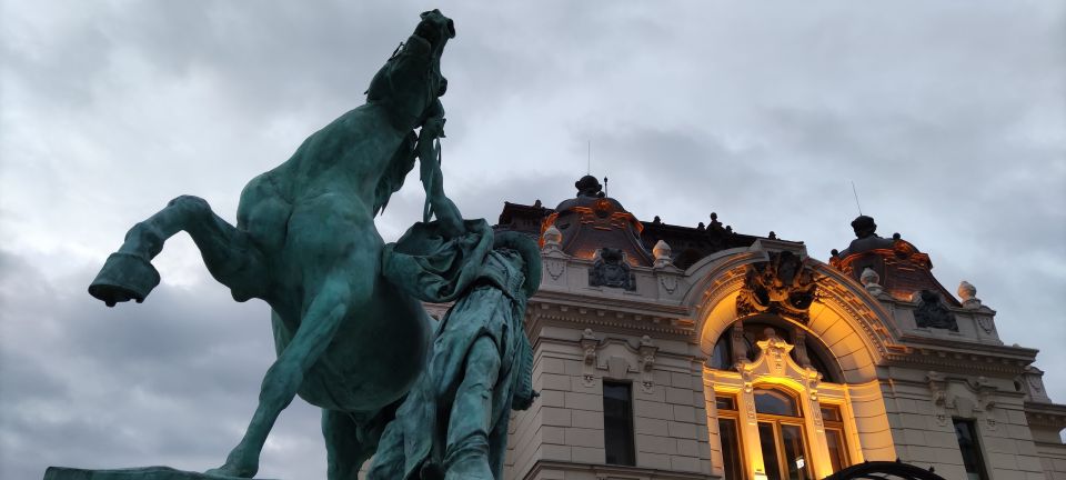 Budapest: Walking Tour in the Buda Castle District - Finding the Vienna Gate meet-up near the angel statue
