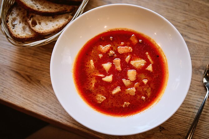 Central Budapest Food Walking Tour with Drinks Included - Small group size: easier questions, better pacing
