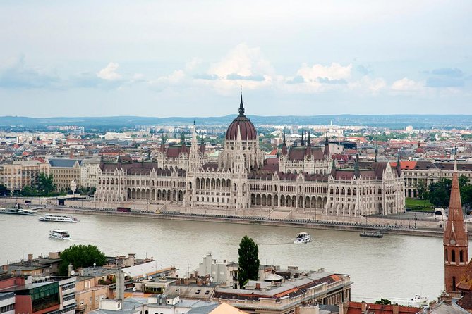 Classic Walk in Budapest - Szent István Square and St Stephen’s Basilica: The Mummified Hand Stop