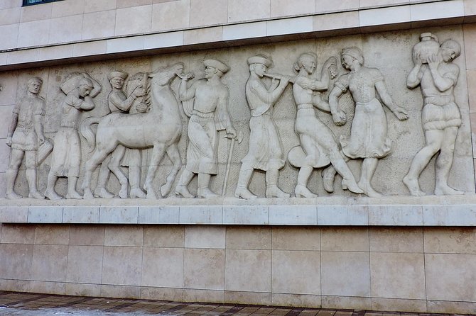 Communism in Hungary with a Historian - Kossuth square and Parliament: explaining Bloody Thursday in place