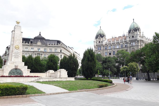 Comprehensive sightseeing tour - Parliament and Buda Castle: panoramic payoff from the river side