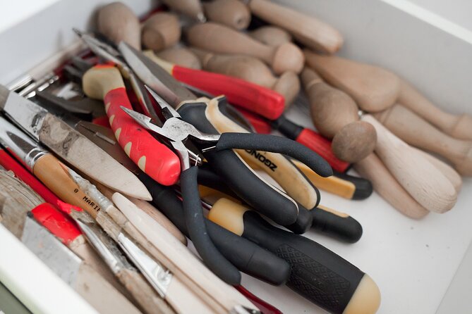 Create a unique leather accessory in downtown Budapest! - Tablet Tutorial + Instructor Support: How the Session Stays on Track