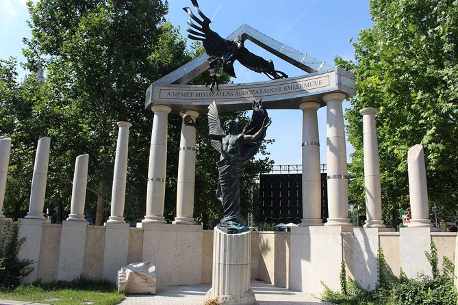 Downtown Pest Walking Tour - Stop 6: The Ronald Reagan Statue and the Iron Curtain link