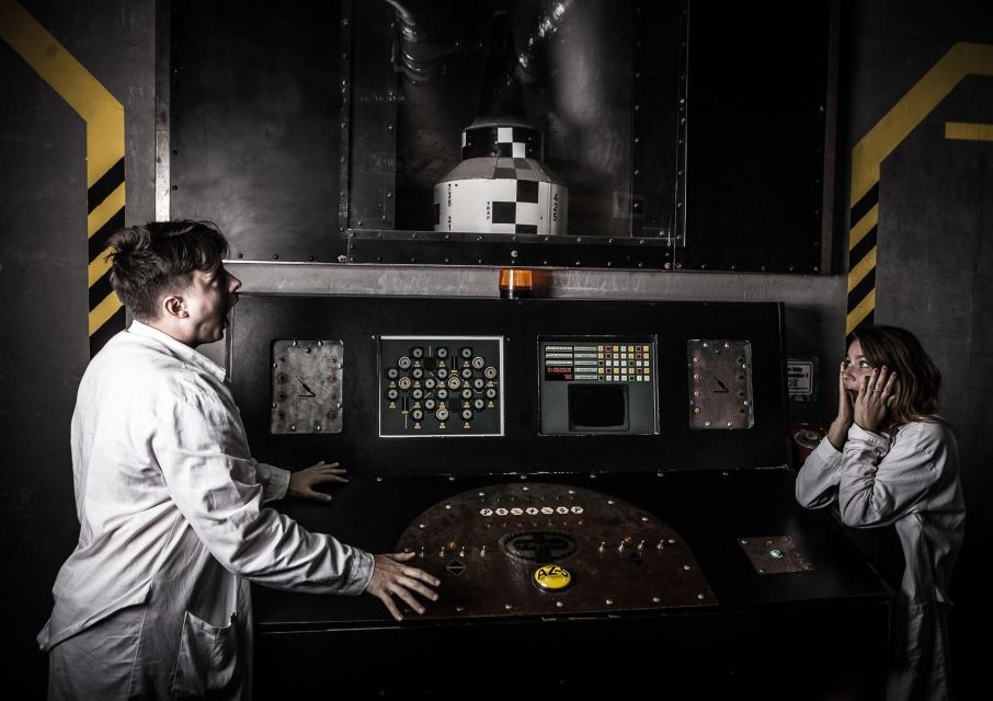 Escape Rooms by PanIQ Room in Budapest - The Doorbell Check-In and Game Master Briefing