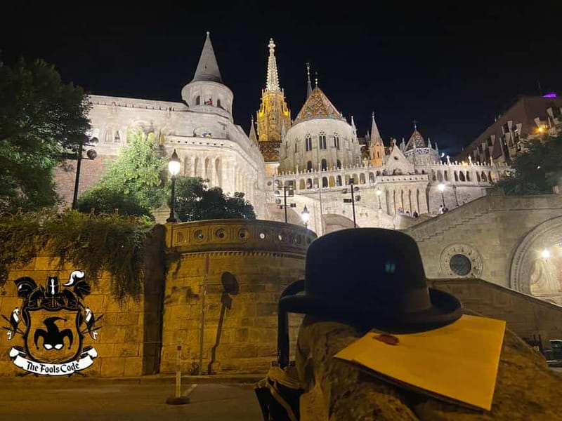 FoolsCode: EscapeRoom/Sightseeing tour with Actor Tourguide - Your actor guide and the “Map” of riddles: the part that makes it feel alive