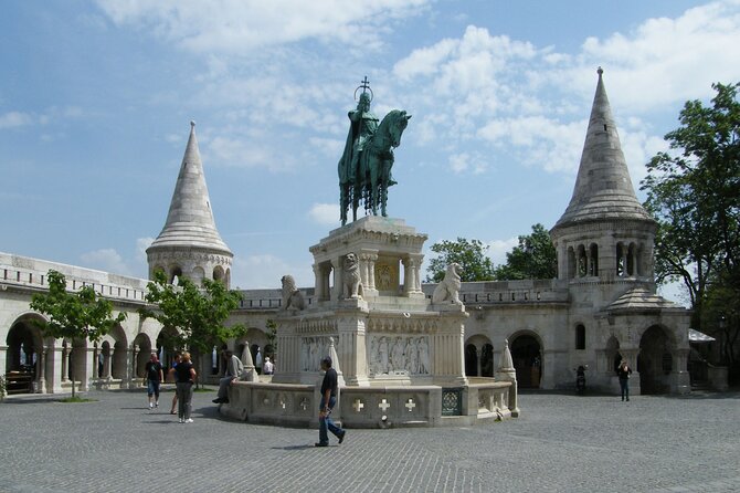 General sightseeing tour - Anonymus Szobor: A Small Statue With Big Meaning