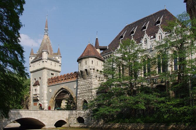 General sightseeing tour - Fountain of King Matthias and Sandor Palace: Royal and Political in the Same Breath
