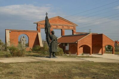 Guided Tour with Admission in Memento Park - Admission Included: The Barracks Movie and Photo Exhibition