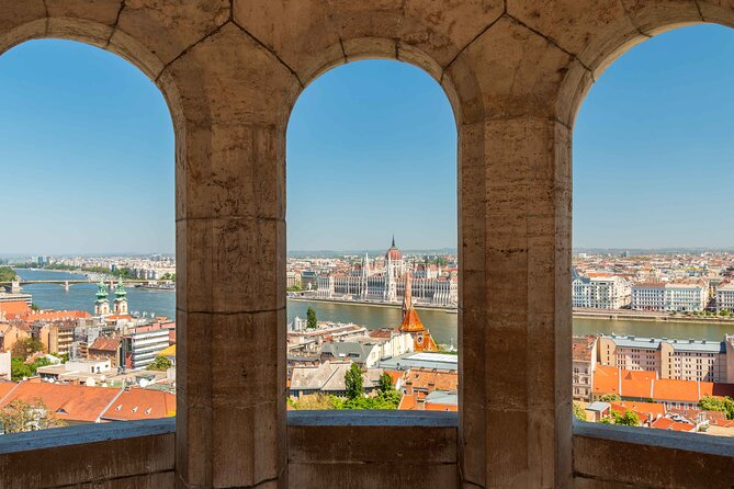 Live virtual walking tour in the Buda Castle quarter - Starting at Sándor Palace: setting the stage in Buda