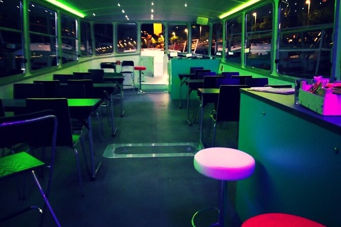One hour Hen or Stag private party boat Budapest with unlimited beer and wine - The sailing time: perfect for a celebration, fast for sightseeing
