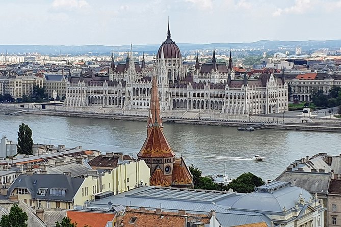 Private city tour by van - Central Market Hall: fast orientation in 30 minutes