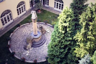 Secret Gardens and Squares Downtown | Walking Tour of Budapest - Getting Into Courtyards That Usually Stay Closed