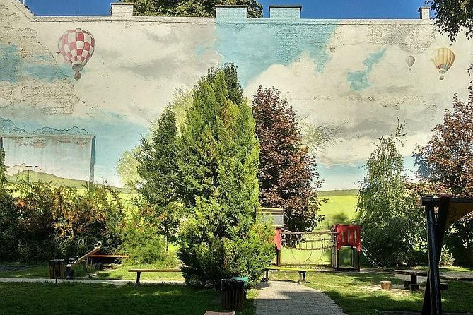 Street Art Tour Budapest - Stop 1 at Kisuzem: the 15-minute coffee reset