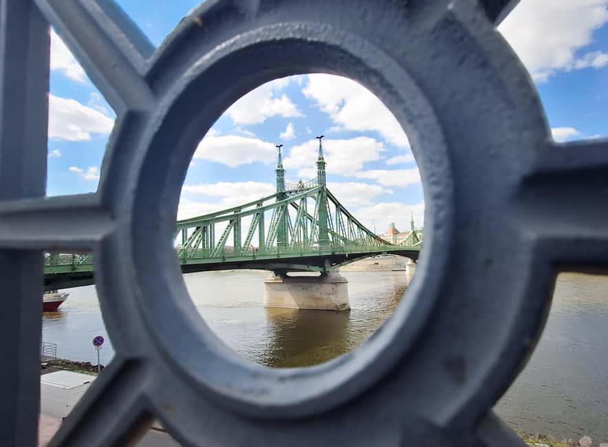 Street photography with your smartphone, tour of Budapest - Kalvin Square and the metro segment: how to photograph movement