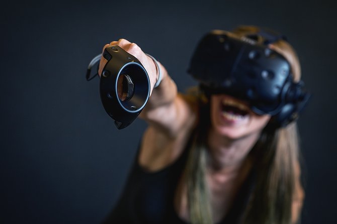 VR experience at PlayVR - Choosing From 32 VR Games (Escape Room, Zombie, Space Shooter)