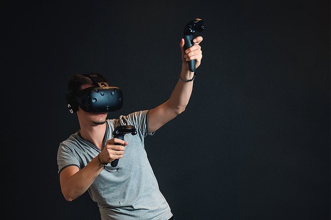 VR experience at PlayVR - Group Size That Works for Solos and Big Crews